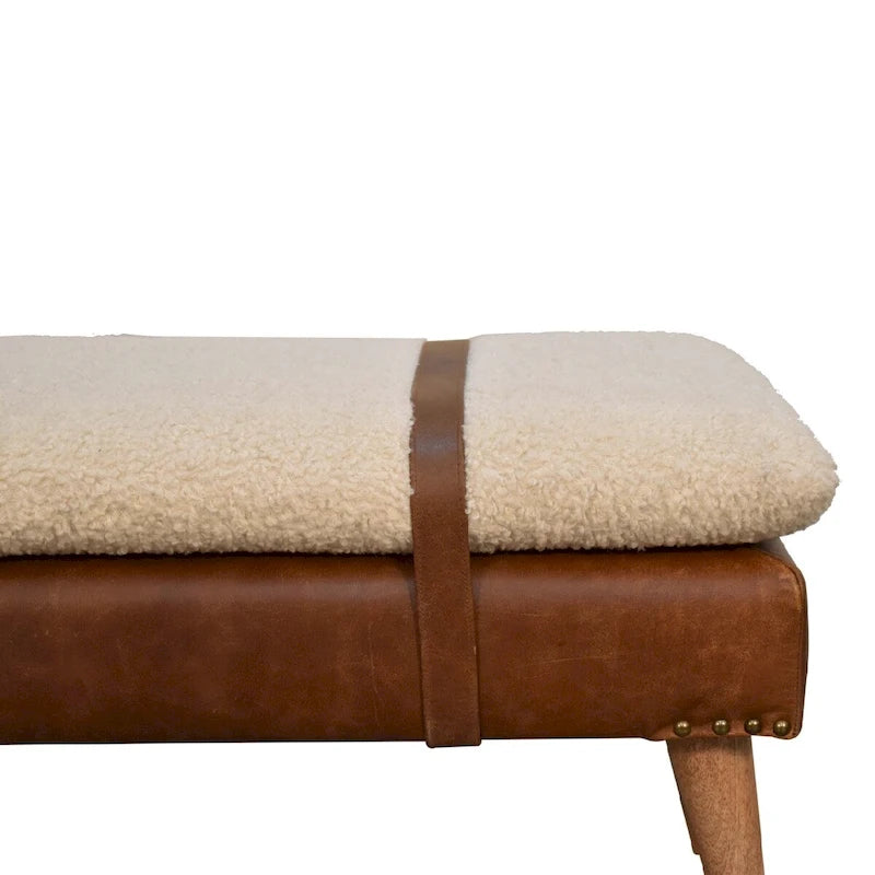 Panca rivestita in bouclé color rovere e pelle di bufalo, con gambe in legno massello, per 2 persone