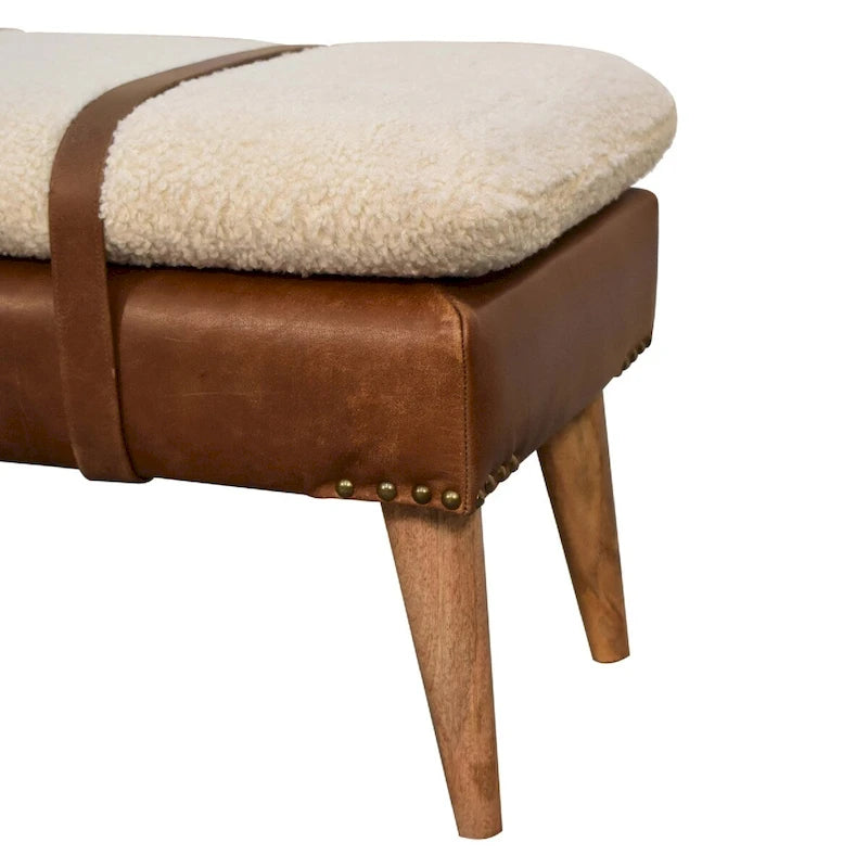 Panca rivestita in bouclé color rovere e pelle di bufalo, con gambe in legno massello, per 2 persone