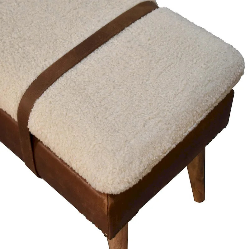 Panca rivestita in bouclé color rovere e pelle di bufalo, con gambe in legno massello, per 2 persone